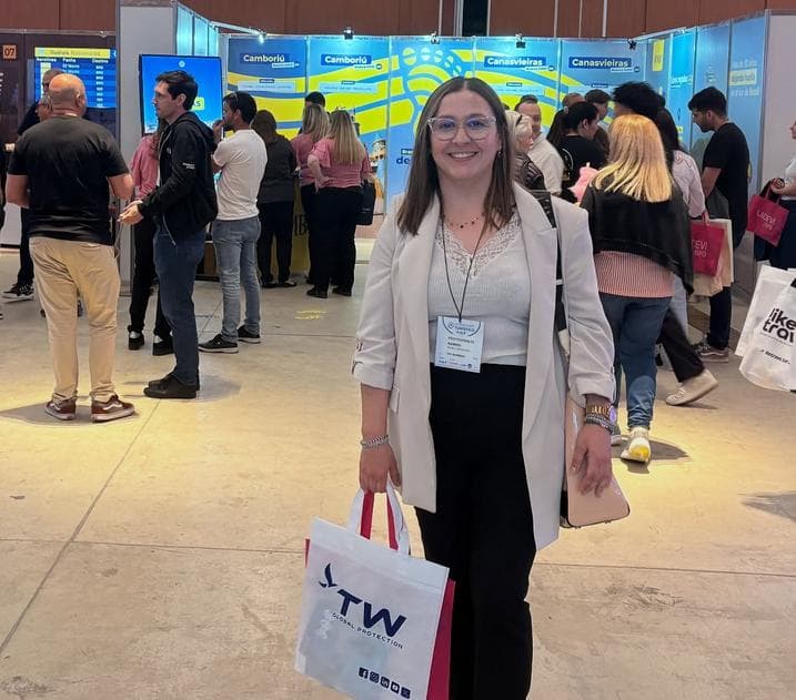 Integrante del equipo 787 Rumbos en una feria de turismo