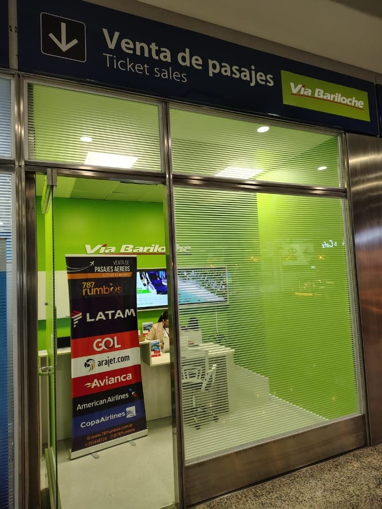 Local de 787 Rumbos en el hall de arribos del Aeropuerto de Córdoba