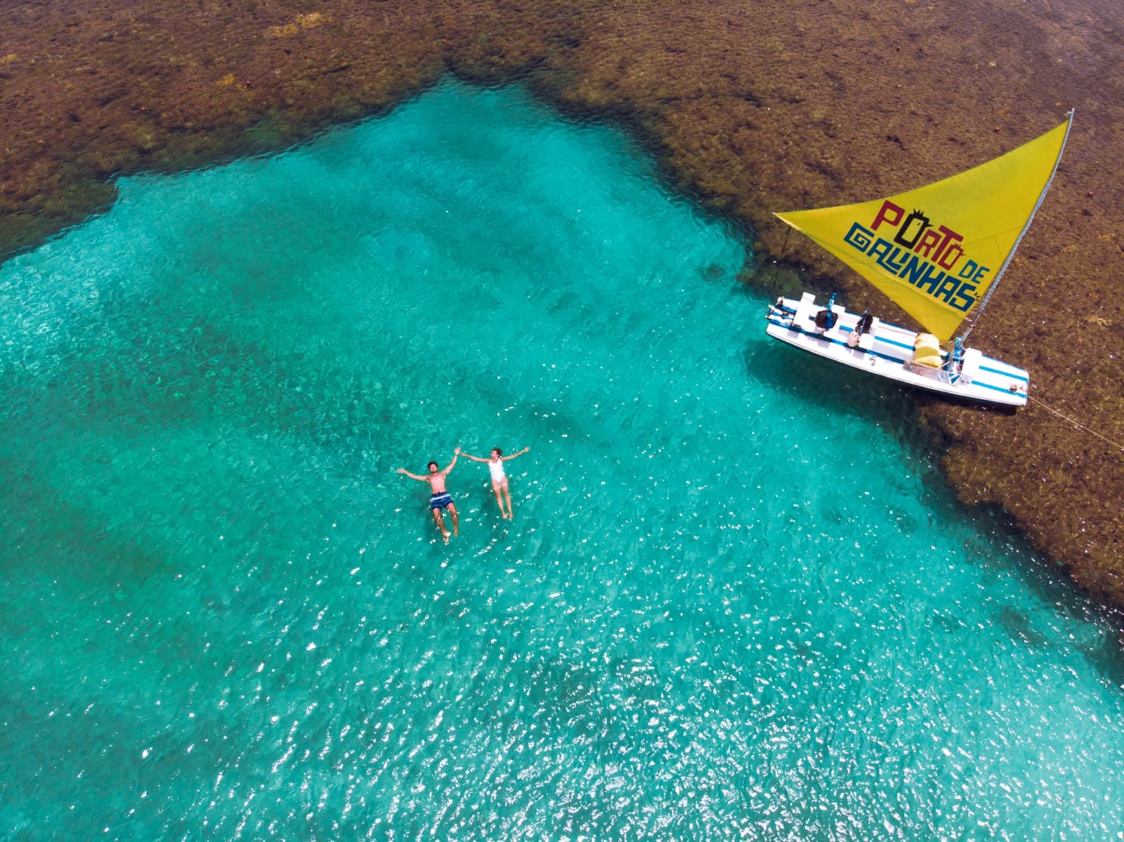 Agua turquesa y velero en Porto de Galinhas, Brasil